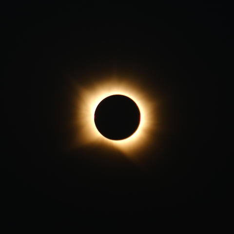 Éclipse totale du soleil. La Lune masque totalement le soleil et la couronne est apparente