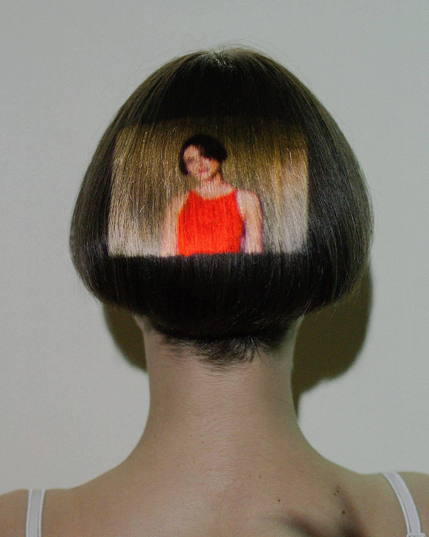 l'image d'une femme de face projetée sur l'écran occipital de son crâne coiffé au carré